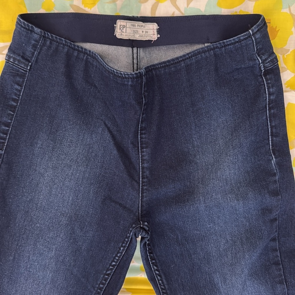Free People Dark Blue Flared Pull On Jeans Sz 28 - Picture 2 of 4